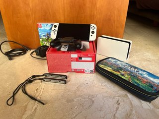 Nintendo Switch OLED + Zelda Breath of the Wild
