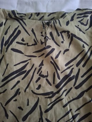 Blusa vintage estampado camuflaje