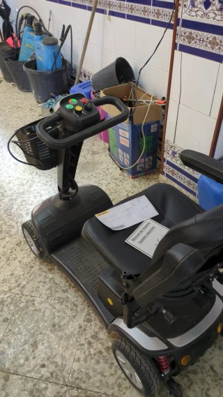 Silla de ruedas eléctrica para personas con movili