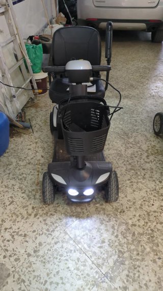 Silla de ruedas eléctrica para personas con movili