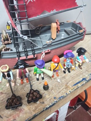 Goleta pirata con 6 figuras y accesorios