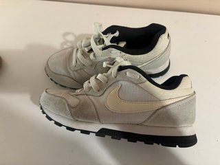 Zapatillas Nike Beige y Negras
