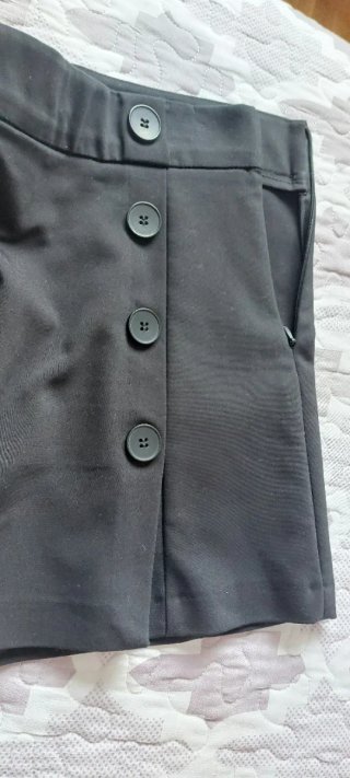 Falda-pantalón negra con botones de Zara