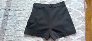 Falda-pantalón negra con botones de Zara
