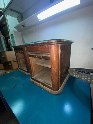 Coppia di Comodini Archiviatori con Persiana in Legno e Cristallo