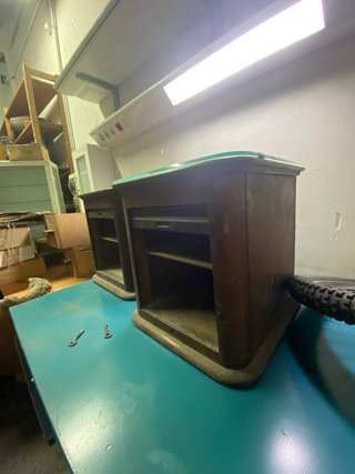 Coppia di Comodini Archiviatori con Persiana in Legno e Cristallo