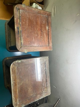 Coppia di Comodini Archiviatori con Persiana in Legno e Cristallo
