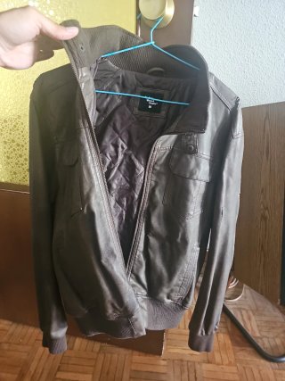 Chaqueta de cuero sintetico marrón