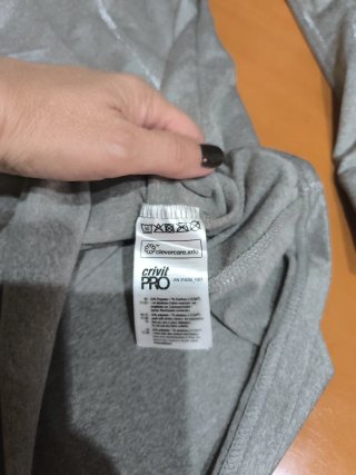 Jersey deportivo gris con cremallera