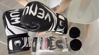 Kit Boxeo Venum Guantes, Protector Bucal y Vendas