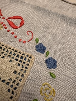 Set asciugamani tessuti e ricamati a mano d'epoca