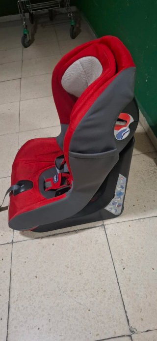 Silla de coche Chicco roja y gris