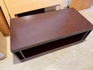 Mesita de centro de madera oscura con ruedas