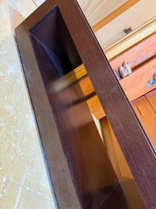 Mesita de centro de madera oscura con ruedas