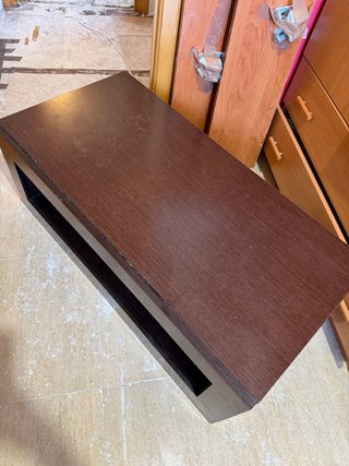 Mesita de centro de madera oscura con ruedas