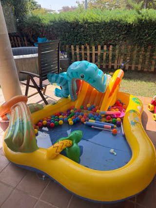 Centro de juego acuático infantil con piscina