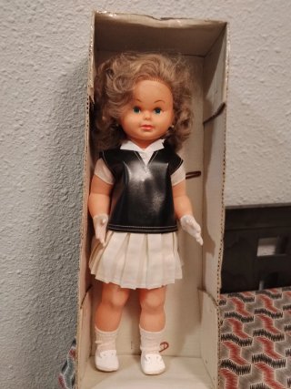 Muñeca antigua con vestido plisado