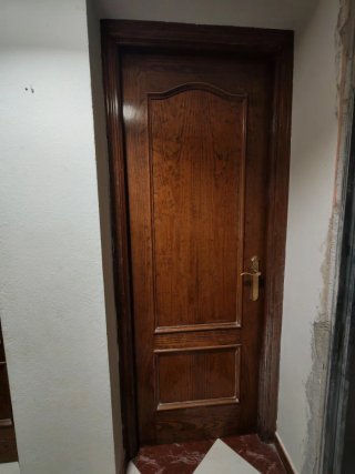 4 Puerta de madera maciza