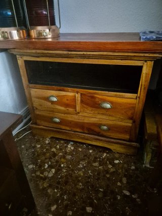 Mueble de madera rústica y tiradores metal