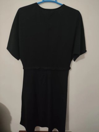 Vestido negro con cinturón