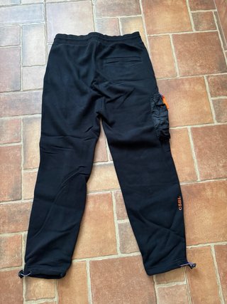 Pantalón chándal negro con bolsillos