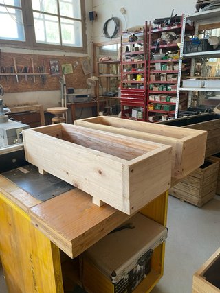 Jardinera de madera gruesa