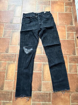 Pantalón vaquero negro desgastado