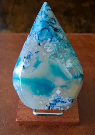 Ágata azul con soporte de madera