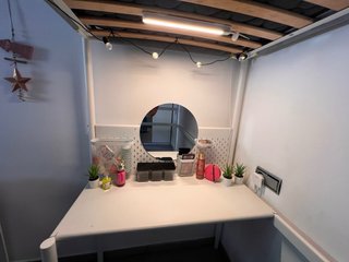 Cama alta con escritorio/tocador.