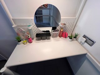 Cama alta con escritorio/tocador.