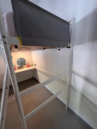 Cama alta con escritorio/tocador.