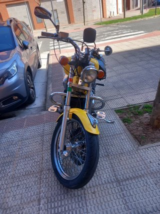 Honda Shadow VT600 Cruiser Amarilla
