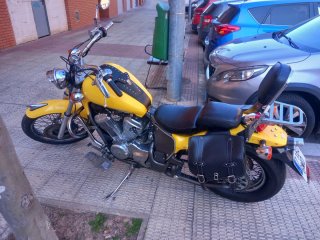 Honda Shadow VT600 Cruiser Amarilla