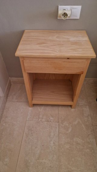 Mesa de noche de madera ( pino )