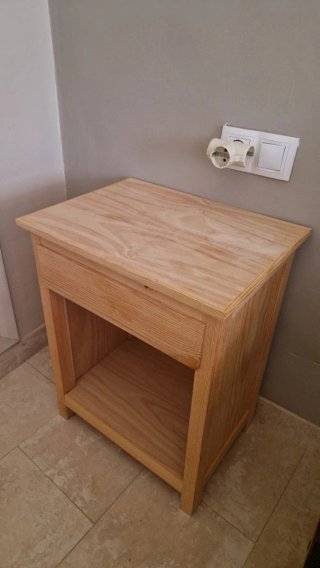 Mesa de noche de madera ( pino )