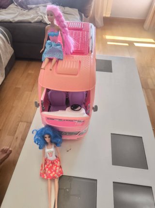 Caravana Barbie con 2 Muñecas