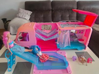 Caravana Barbie con 2 Muñecas