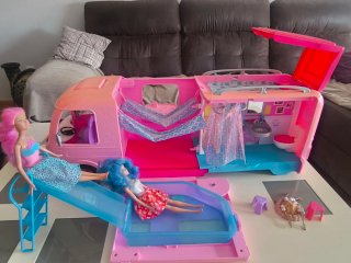 Caravana Barbie con 2 Muñecas