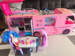 Caravana Barbie con 2 Muñecas