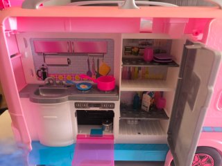 Caravana Barbie con 2 Muñecas