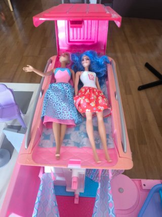 Caravana Barbie con 2 Muñecas