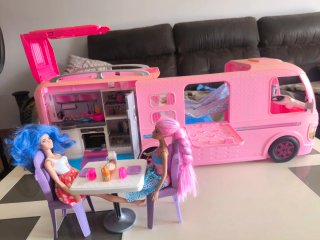 Caravana Barbie con 2 Muñecas