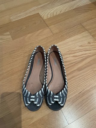 Sandalias planas grises y blancas