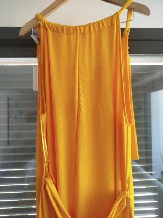 Mono largo amarillo Zara,