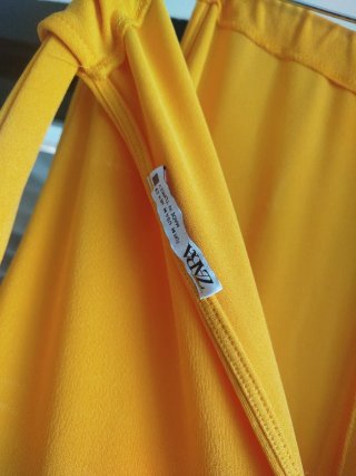 Mono largo amarillo Zara,