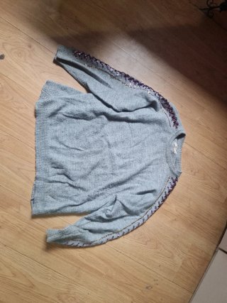 Jersey gris con brillos morados