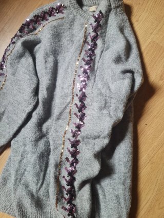 Jersey gris con brillos morados