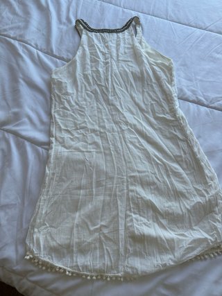 Vestido de verano blanco con abalorios