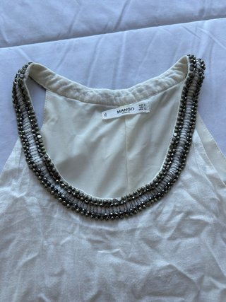 Vestido de verano blanco con abalorios