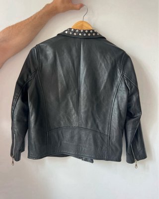Chaqueta de cuero con tachuelas